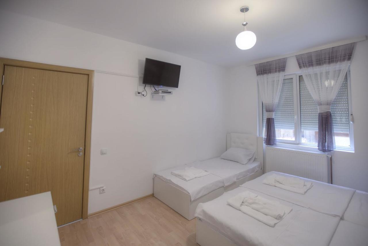 Guest House Prishtine Extérieur photo